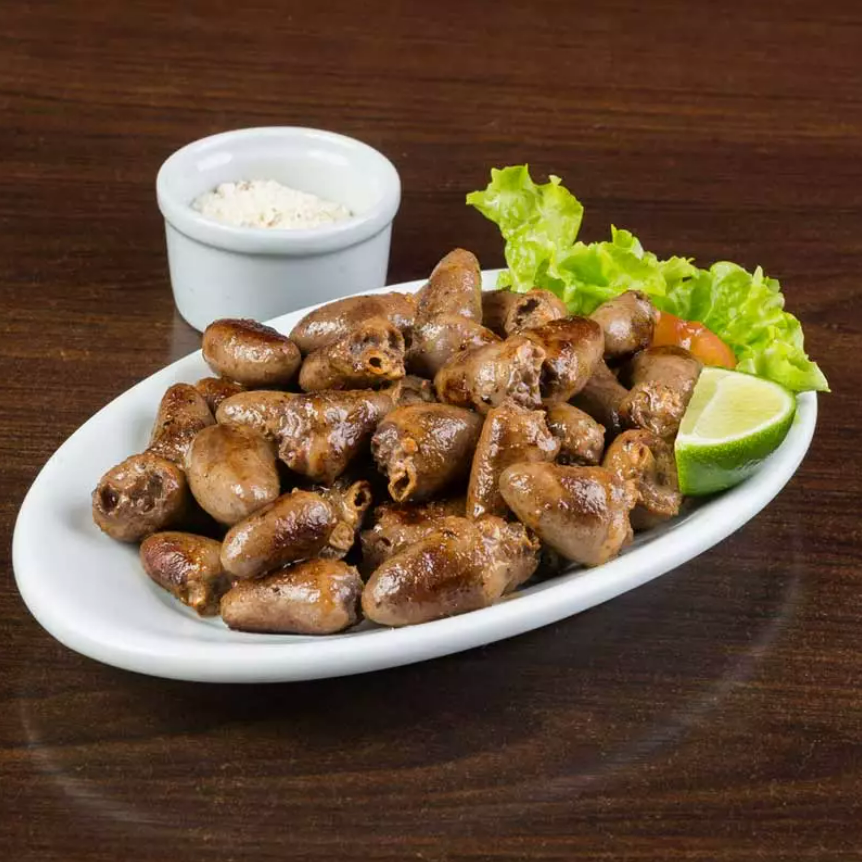 CORAÇÕES DE FRANGO ACEBOLADOS